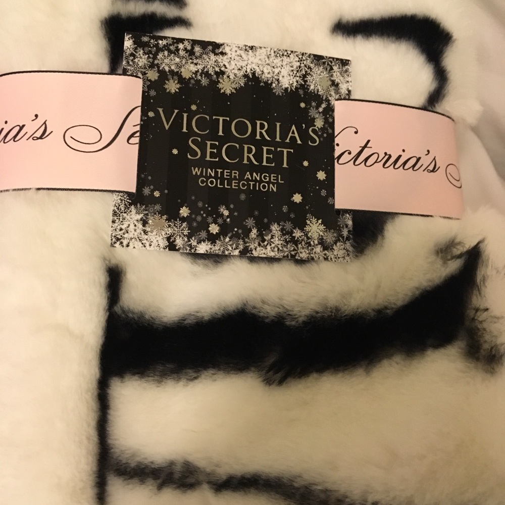 Victoria’s Secret Faux Fur Scarf